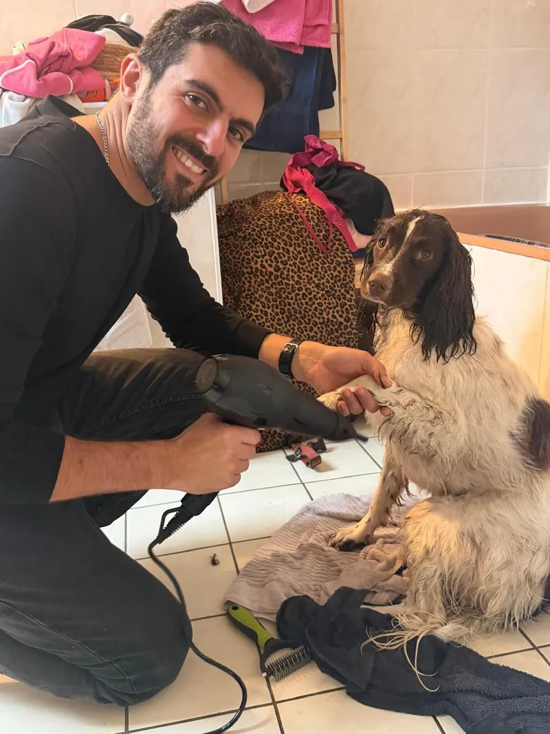Jonas séchant Molly après son bain, moment de soin