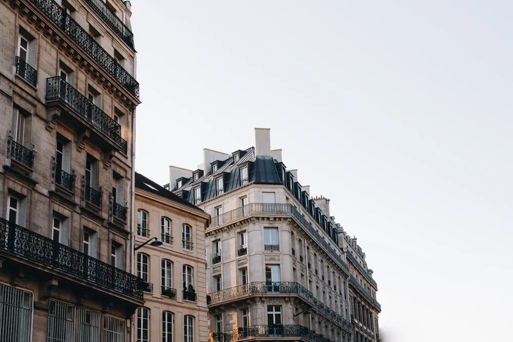 Façades d'immeubles haussmanniens en copropriété