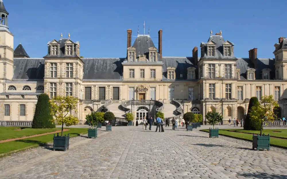 la cour du Cheval Blanc — Fontainebleau, secteur d'intervention détection canine punaises de lit