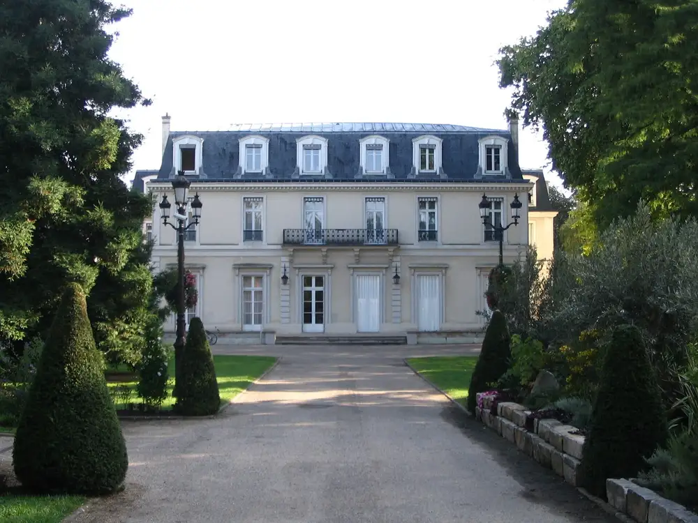 la mairie — Garches, secteur d'intervention détection canine punaises de lit