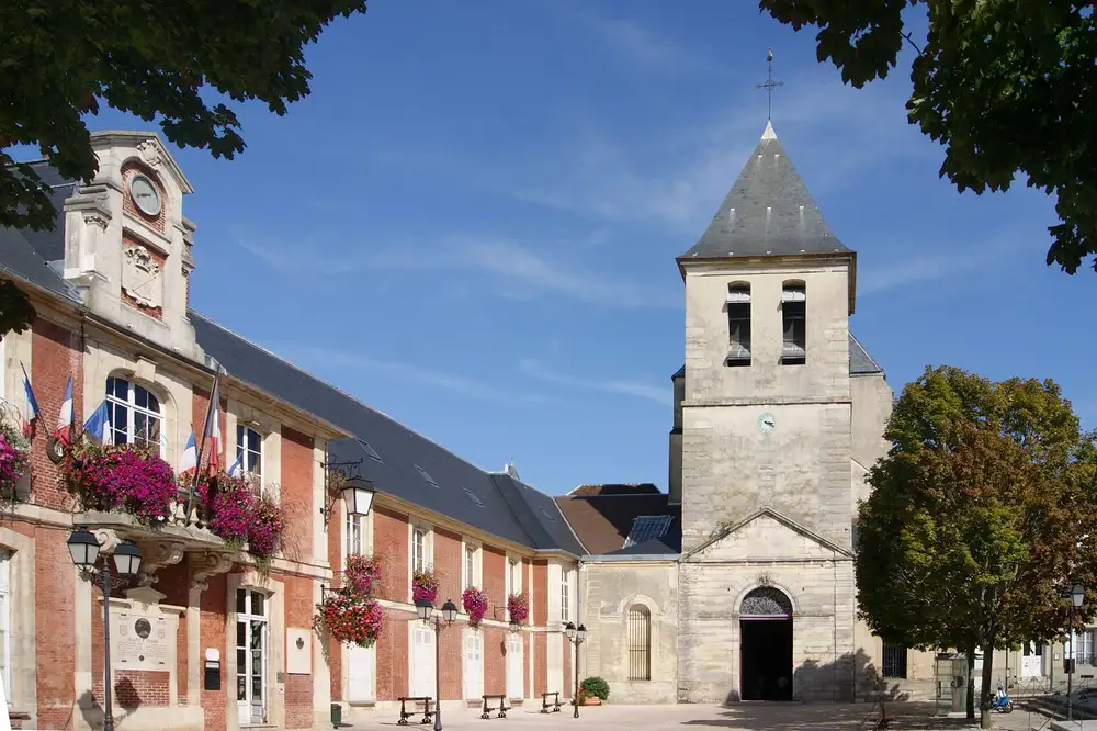 l'abbatiale et l'hôtel de ville — Lagny-sur-Marne, secteur d'intervention détection canine punaises de lit
