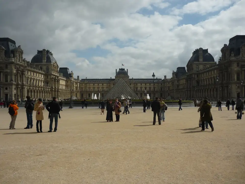la cour du Louvre — Paris 1er, secteur d'intervention détection canine punaises de lit
