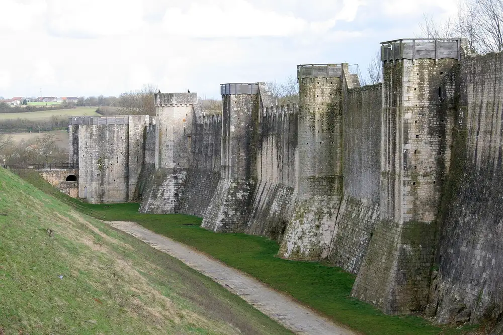 les remparts médiévaux — Provins, secteur d'intervention détection canine punaises de lit